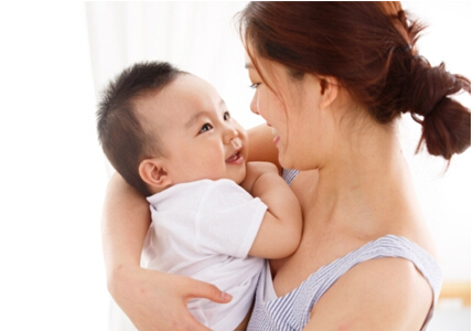 母乳喂养质量高能有助于宝宝便秘的发生效果显著
