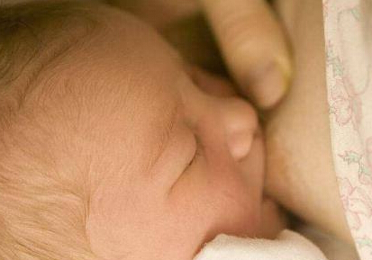 母乳分析仪生产厂家新妈妈在母乳喂养时,可以采取不同的姿势
